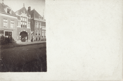5112 Gezicht op de voorgevel van het huis Pieterskerkhof 18 te Utrecht.